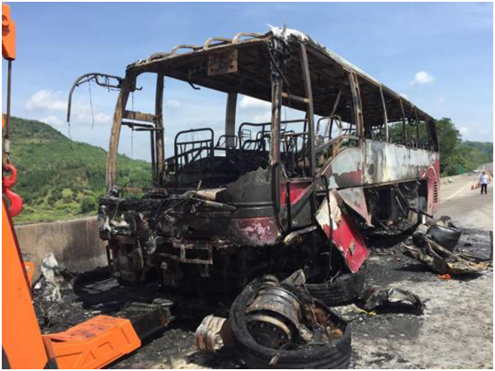 중국 중부 35 명을 죽일 버스 사고의 모습 : 승객의 안전을 어떻게 확보 하느냐