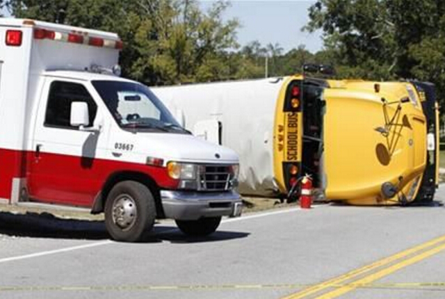 콜로라도주에서 트럭이 스쿨버스를 들이받아 여러 명이 다쳤습니다.
