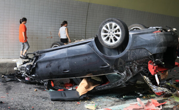 운전자의 피로 운전으로 인해 차가 터널 벽에 부딪 혔습니다.