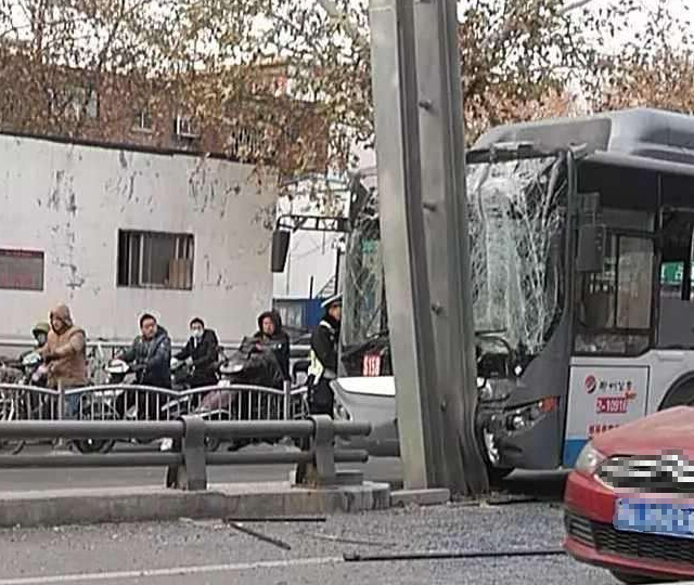 정저우에서 버스가 고가 프레임에 부딪혀 승객 13명 부상