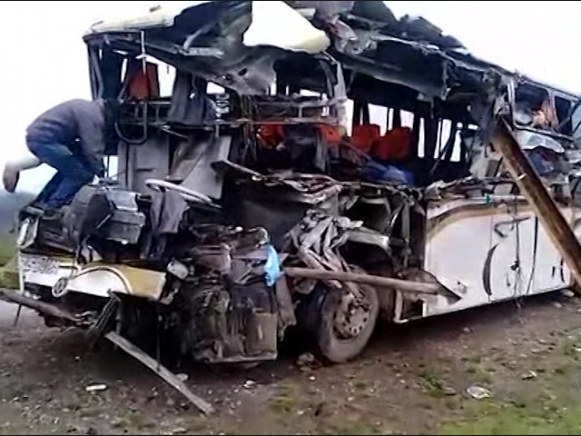 볼리비아에서 트럭이 장거리 버스와 충돌